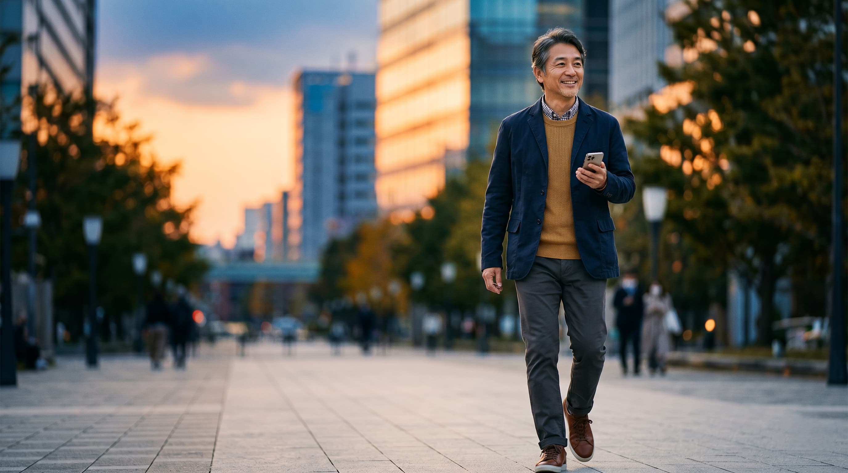 スマートフォンを持ちながら街を歩く50代男性
