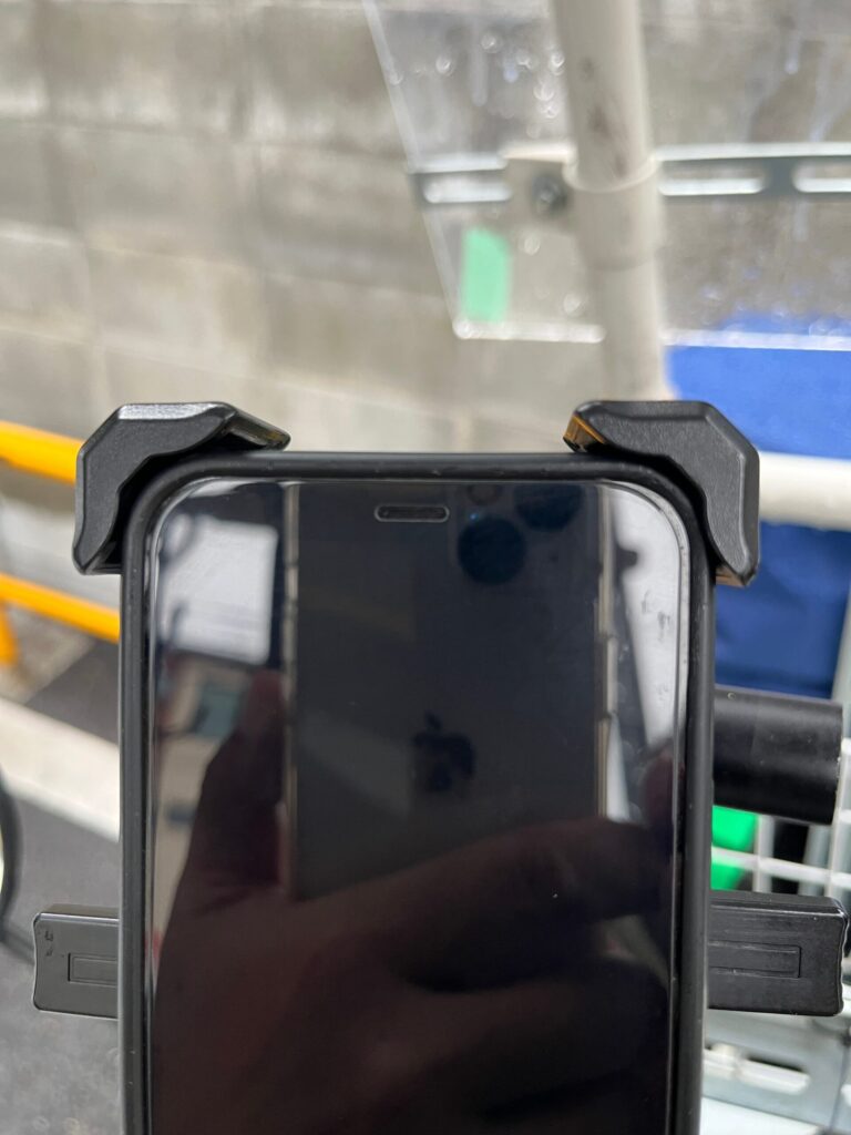 初代(KDR-M11C)に取り付けたiPhone12ミニ 爪