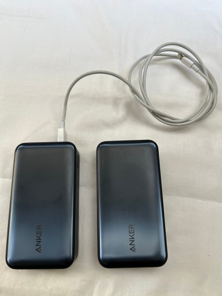 配達で使っているAnker(アンカー)の10000mAhモバイルバッテリー2台と充電ケーブル