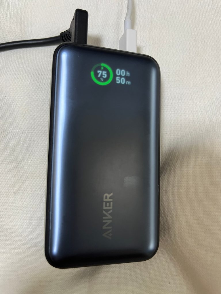 充電中に、残量75%と満充電までの残り時間(50分)を数字で表示しているAnker(アンカー)のモバイルバッテリー