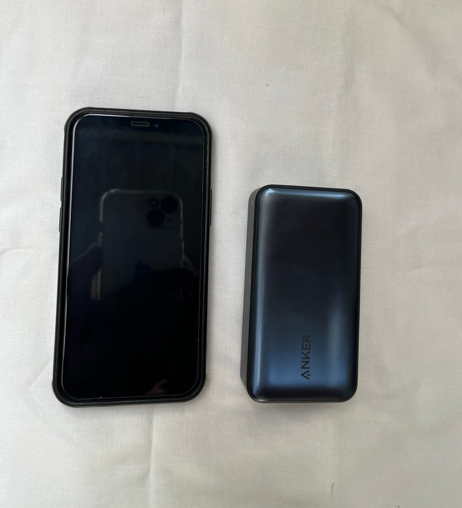 iPhone 12 miniと大きさを比べた、コンパクトなAnker(アンカー)のモバイルバッテリー