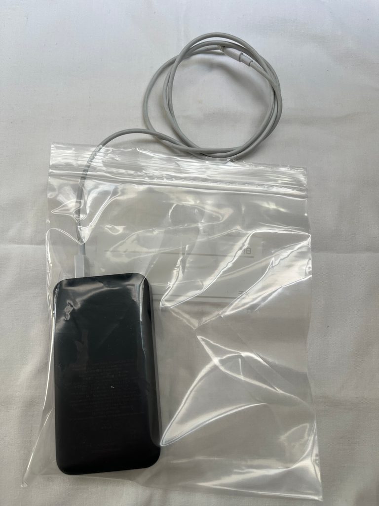 雨の日対策としてモバイルバッテリーと充電ケーブルをチャック付きの保存袋に入れた様子