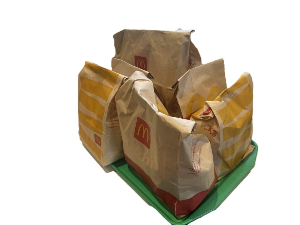 1件の注文分として並べられたマクドナルドの紙袋